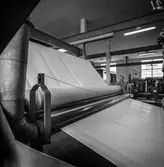 Man i arbete vid PM11 på pappersbruket Papyrus i Mölndal, 13/5 1955.