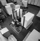 Man i arbete med räknemaskin för papper på pappersbruket Papyrus i Mölndal, 3/6 1955.