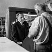 Disponent Hans Hulthén i samtal med en arbetare på pappersbruket Papyrus i Mölndal, 15/5 1955.