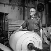 Maskinförare Edvin Andersson i arbete vid maskin på pappersbruket Papyrus i Mölndal, 15/6 1955.