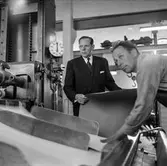 Disponent Hans Hulthén samt arbetare på pappersbruket Papyrus i Mölndal, 15/6 1955.