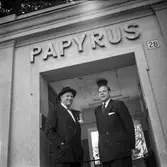 Bankdirektör Marcus Wallenberg och disponent Hans Hulthén på pappersbruket Papyrus i Mölndal, 15/6 1955.