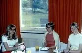 Från vänster ses: okänd, okänd samt Harriet Björck Tegard i Brattåsskolans lärarrum cirka 1970.