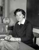 Rut Fonell (1903-2005) i Kålleredskolan/Brattåsskolan cirka 1965. Hon arbetade som handarbetslärarinna i Kållered 1949-1968.