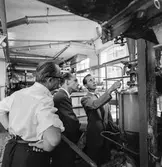 Reportage från pappersbruket Papyrus pressvisning i Mölndal, 29/8 1955. Mannen längst till höger är Thor Svensson.