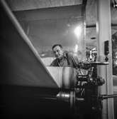 Reportage från pappersbruket Papyrus pressvisning i Mölndal, 29/8 1955. Karl Nygren i arbete vid en maskin.