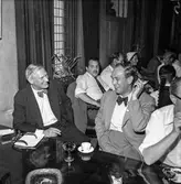 Reportage från pappersbruket Papyrus pressvisning i Mölndal, 29/8 1955. Mannen till vänster är Marcus Wallenberg Jr.