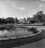 Reportage från pappersbruket Papyrus pressvisning i Mölndal, 29/8 1955. Gunnebo slott sett från slottsparken.