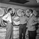Reportage från pappersbruket Papyrus pressvisning i Mölndal, 29/8 1955. Tre män framför en samling tunnor.