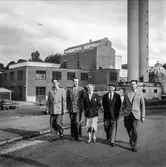 Papyrus trädgårdsmästare Aug. Andersson med familj. Pappersbruket Papyrus i Mölndal, 16/9 1955.