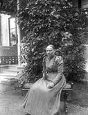 Lillhärad sn. Kvinna vid prästgården.