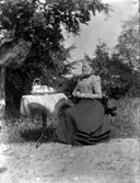 Emma Dybeck vid dukat kaffebord, Lillhärad.