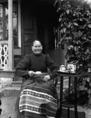 Mor Vretling vid prästgården, år1900, Lillhärad.