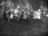 Skolbarn i ringdans, Dingtuna.
