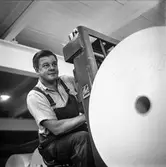 Truckförare Åke Persson i arbete på pappersbruket Papyrus i Mölndal, 16/9 1955.