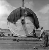 Transport av pappersbruket Papyrus PM2 yankeecylinder. Cylindern fraktas med flytande lyftkran i Göteborgs hamn, 2/6 1956.