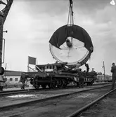 Transport av pappersbruket Papyrus PM2 yankeecylinder. Cylindern lastas på järnvägsvagn i Göteborgs hamn, 2/6 1956.