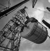 Transport av pappersbruket Papyrus PM2 yankeecylinder. Cylindern hissas upp med lyftkran i Göteborgs hamn, 2/6 1956.