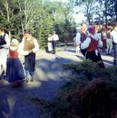 Midsommar och dansuppvisning av folkdräktsklädda personer utanför gamla ålderdomshemmet Brattåshemmet 1970. Relaterade motiv: A1547 - A1549.