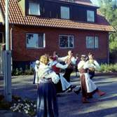 Midsommar och dansuppvisning av folkdräktsklädda personer utanför gamla ålderdomshemmet Brattåshemmet 1970.