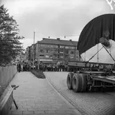 Transport av pappersbruket Papyrus PM2 yankeecylinder. Cylindern fraktas med lastfordon mot Papyrus i Mölndal, 2/6 1956.