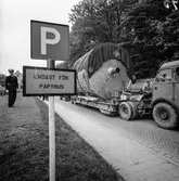 Transport av pappersbruket Papyrus PM2 yankeecylinder. Cylindern fraktas med lastfordon mot Papyrus i Mölndal, 2/6 1956.