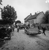 Transport av pappersbruket Papyrus PM2 yankeecylinder. Cylindern fraktas med lastfordon mot Papyrus i Mölndal, 2/6 1956.