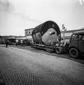 Transport av pappersbruket Papyrus PM2 yankeecylinder. Cylindern fraktas med lastfordon mot Papyrus i Mölndal, 2/6 1956.
