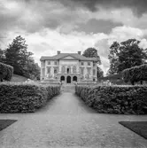 Gunnebo slott sett från slottsparken. Mölndal, 21/6 1956.