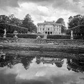 Gunnebo slott sett från slottsparken. Mölndal, 21/6 1956.
