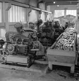 Man i arbete vid maskin på sliperiet på pappersbruket Papyrus i Mölndal, 12/9 1956.
