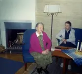 Två kvinnor sitter i var sin fåtölj på Brattåshemmet 1971. I bakgrunden ses en öppen spis.
Från vänster ses Selma Johansson (1881 - 1975). Hon arbetade på Stretered. Selma Magnusson (1887 - 1971) från Apelgården. Hon var gift med Efraim Magnusson.