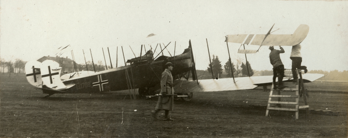 Sigrid Sjöström, Flygplan på övningsfält.