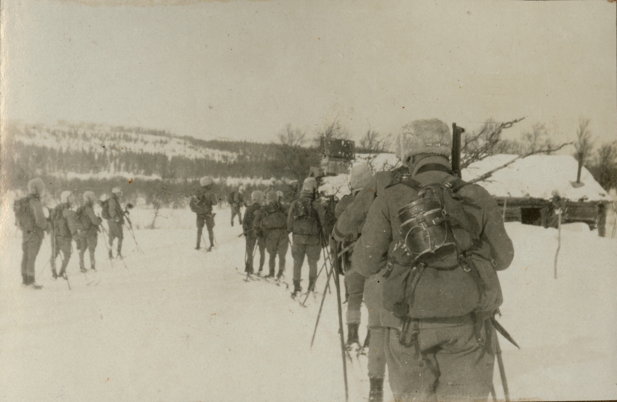 Sigrid Sjöström, Soldiers on skis.