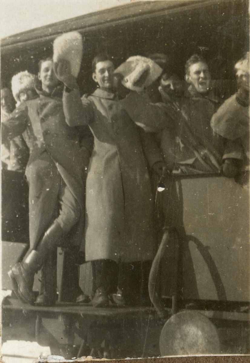 Sigrid Sjöström, Soldiers on a train carriage.