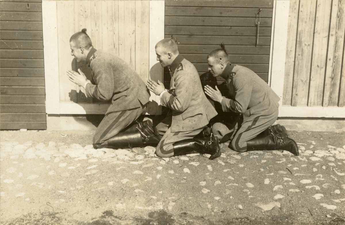 Sigrid Sjöström, Soldiers in front of a building.