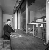 En vakt vid pappersbruket Papyrus rulltrappa. Mölndal 7/12 1956.