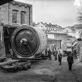 Transport av PM2 yankeecylinder på pappersbruket Papyrus i Mölndal, 12/4 1957.