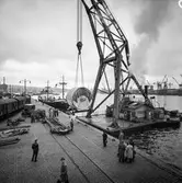 Transport av pappersbruket Papyrus PM2 yankeecylinder. Cylindern lastas på ett lastfordon med hjälp av lyftkran. Göteborgs hamn, 16/4 1957.