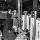 Fabriksvisning för Papyrus anställdas anhöriga. Pappersbruket Papyrus i Mölndal, 28/5 1957.
