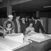 Fabriksvisning för Papyrus anställdas anhöriga. Pappersbruket Papyrus i Mölndal, 28/5 1957. Papperssortering.