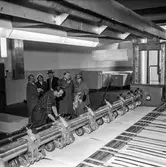 Fabriksvisning för Papyrus anställdas anhöriga. Pappersbruket Papyrus i Mölndal, 28/5 1957.