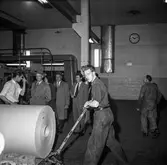 Fabriksvisning för Papyrus anställdas anhöriga. Pappersbruket Papyrus i Mölndal, 28/5 1957.