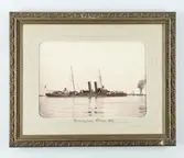 Topedkryssaren örnen till ankars