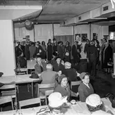 Fabriksvisning för Papyrus anställdas anhöriga. Pappersbruket Papyrus i Mölndal, 28/5 1957.