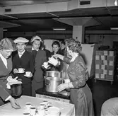 Fabriksvisning för Papyrus anställdas anhöriga. Pappersbruket Papyrus i Mölndal, 28/5 1957.