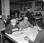 Fabriksvisning för Papyrus anställdas anhöriga. Pappersbruket Papyrus i Mölndal, 28/5 1957.