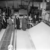 Fabriksvisning för Papyrus anställdas anhöriga. Pappersbruket Papyrus i Mölndal, 28/5 1957.