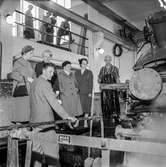 Fabriksvisning för Papyrus anställdas anhöriga. Sliperiet på pappersbruket Papyrus i Mölndal, 28/5 1957.