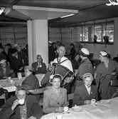 Fabriksvisning för Papyrus anställdas anhöriga. Pappersbruket Papyrus i Mölndal, 28/5 1957.